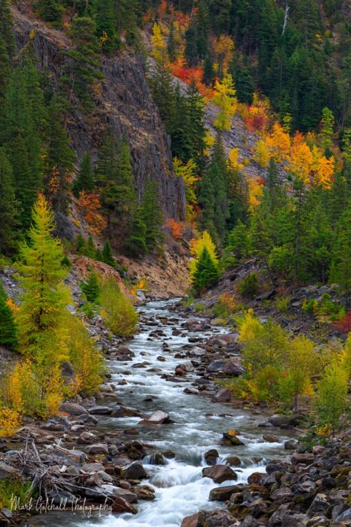 Autumn colors in the Hood River Canyon Hood River Canyon
